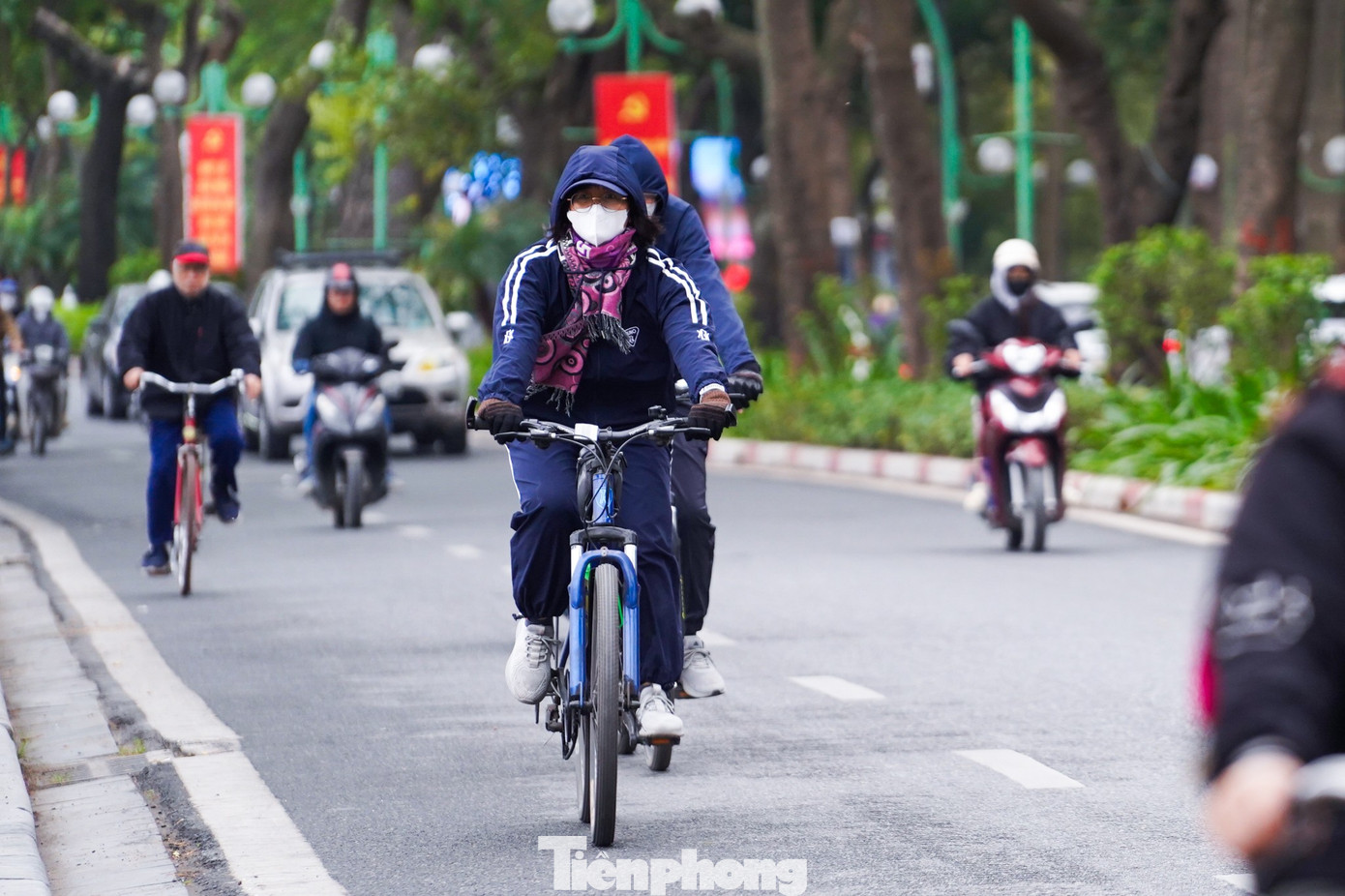 Gi&oacute; m&ugrave;a về, c&aacute;c điểm vui chơi trong nh&agrave; đ&ocirc;ng nghẹt ng&agrave;y thứ hai nghỉ lễ- Ảnh 1.