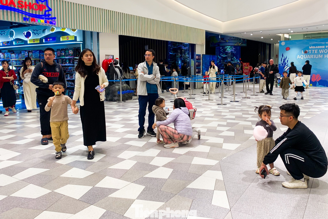 Gi&oacute; m&ugrave;a về, c&aacute;c điểm vui chơi trong nh&agrave; đ&ocirc;ng nghẹt ng&agrave;y thứ hai nghỉ lễ- Ảnh 4.