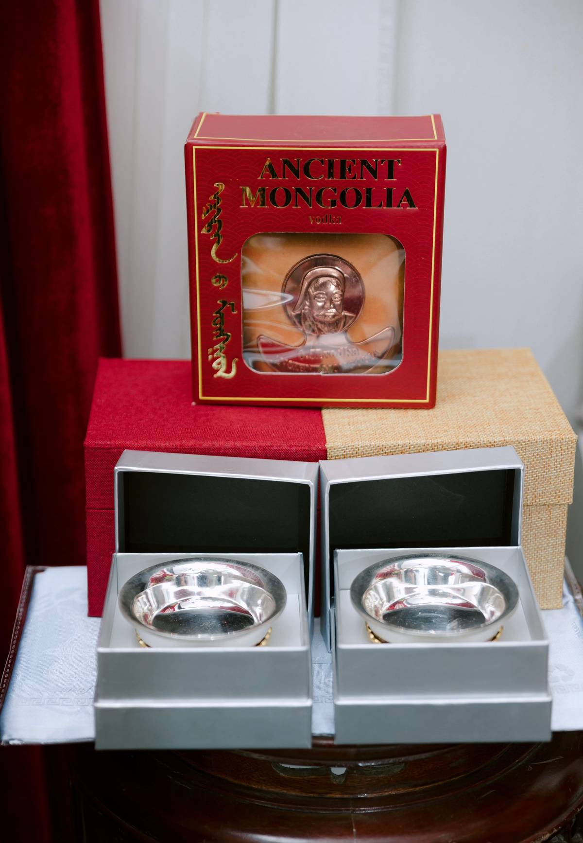 Triệu người lần đầu thấy cô gái Việt lấy chồng Mông Cổ: 12 tráp ăn hỏi, sinh lễ có giày hiệu, tiền, vàng- Ảnh 14. Triệu người lần đầu thấy cô gái Việt lấy chồng Mông Cổ: 12 tráp ăn hỏi, sinh lễ có giày hiệu, tiền, vàng- Ảnh 14.