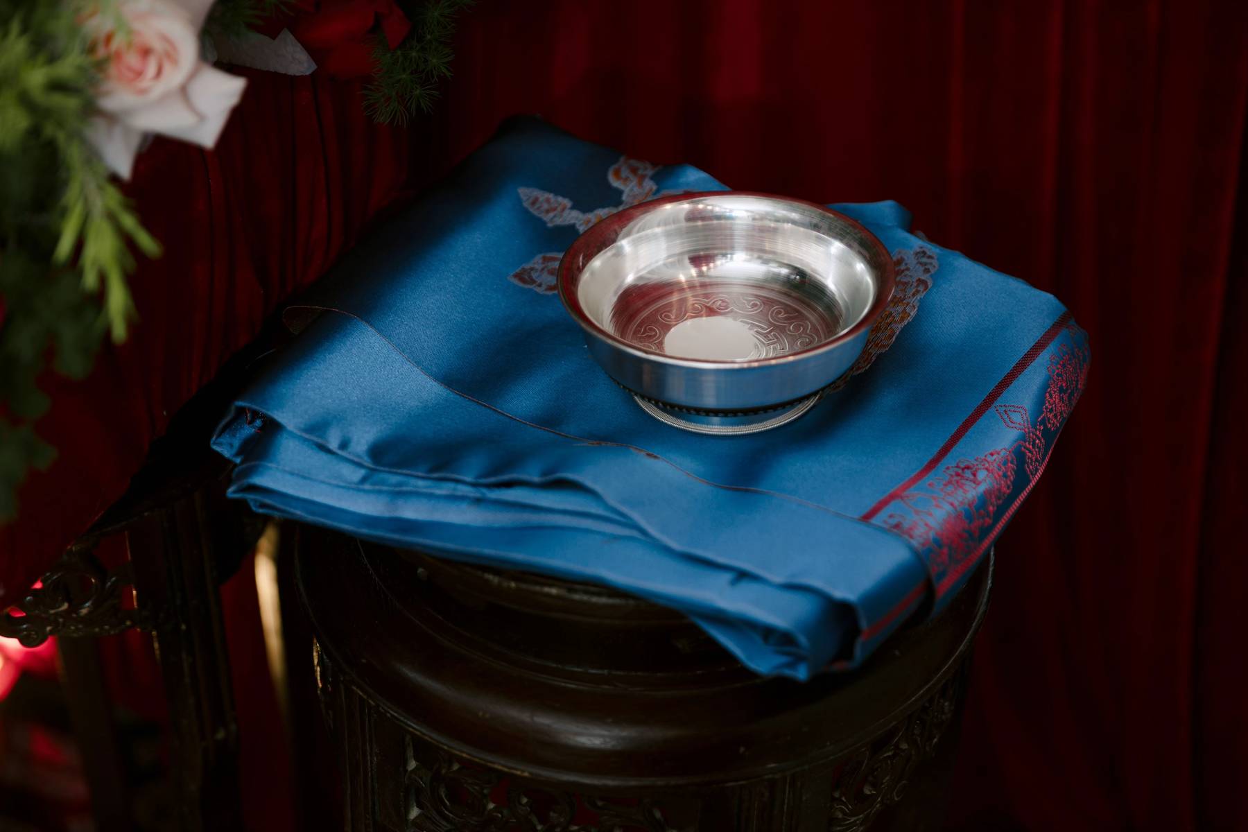 Triệu người lần đầu thấy cô gái Việt lấy chồng Mông Cổ: 12 tráp ăn hỏi, sinh lễ có giày hiệu, tiền, vàng- Ảnh 11. Triệu người lần đầu thấy cô gái Việt lấy chồng Mông Cổ: 12 tráp ăn hỏi, sinh lễ có giày hiệu, tiền, vàng- Ảnh 11.