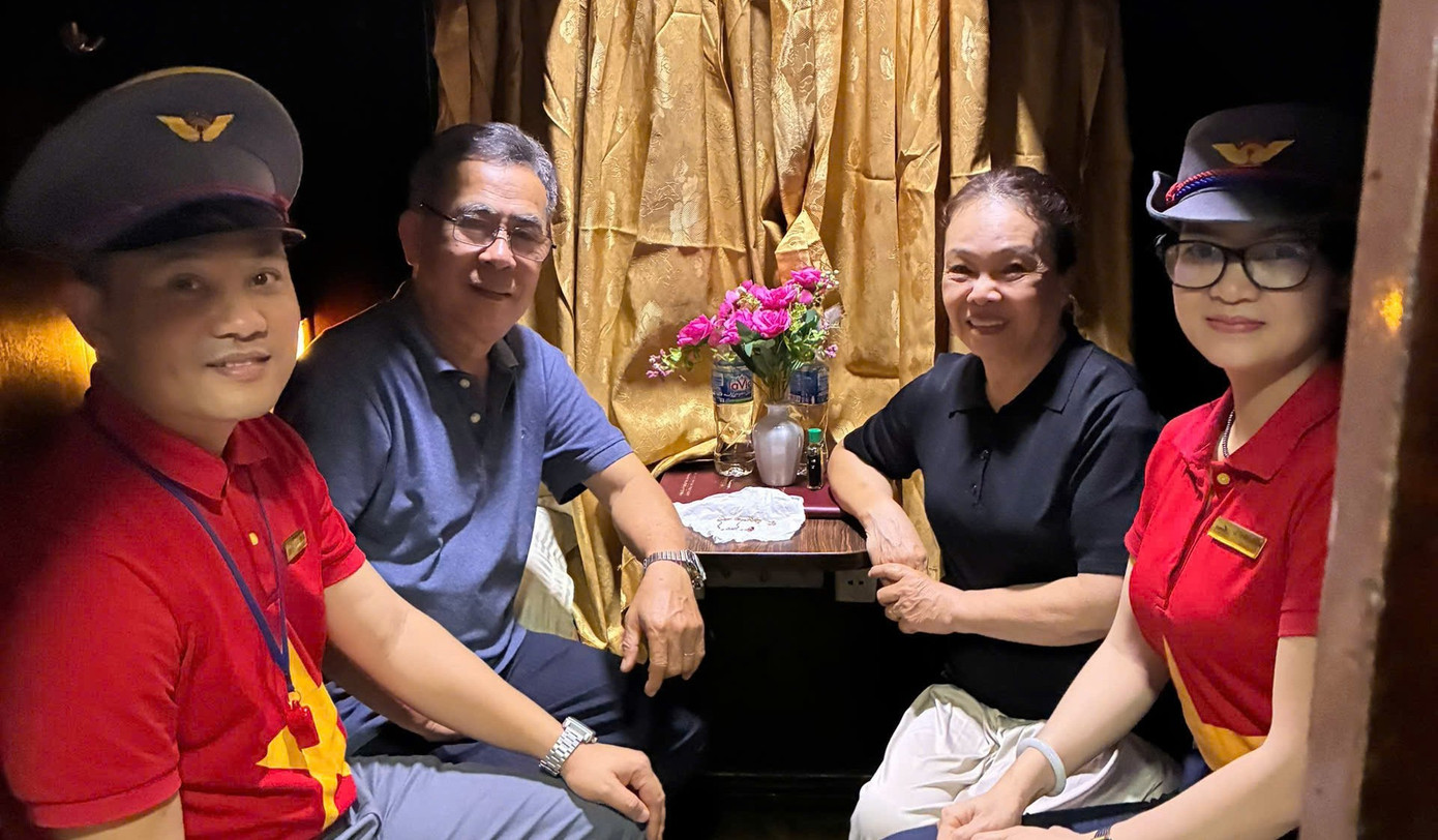 Kh&aacute;ch đi t&agrave;u đ&atilde;ng tr&iacute; vứt bỏ cả g&oacute;i v&agrave;ng v&agrave;o th&ugrave;ng r&aacute;c- Ảnh 1.