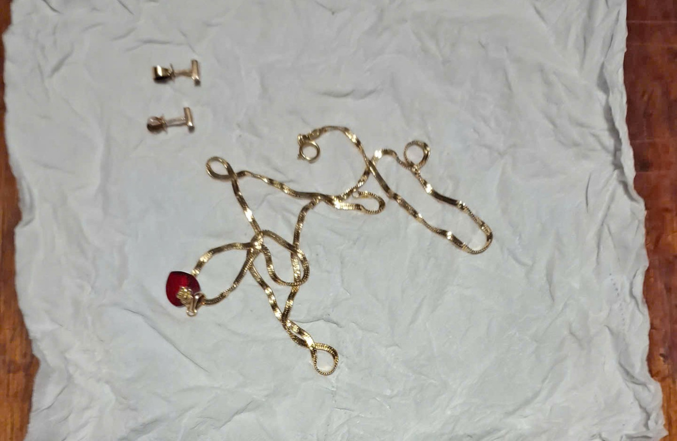 Kh&aacute;ch đi t&agrave;u đ&atilde;ng tr&iacute; vứt bỏ cả g&oacute;i v&agrave;ng v&agrave;o th&ugrave;ng r&aacute;c- Ảnh 2.