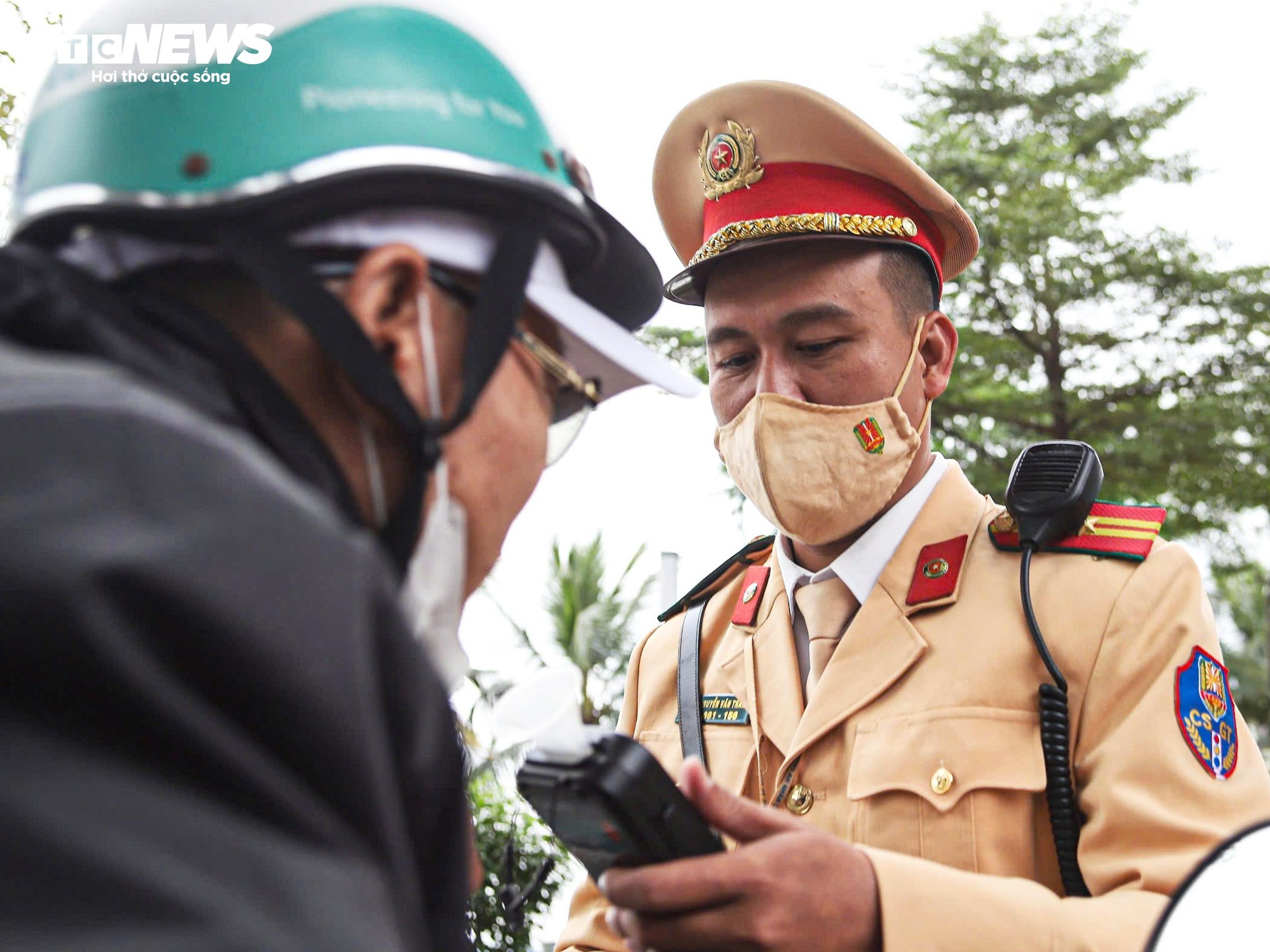 Nghĩ CSGT nghỉ Tết, người đ&agrave;n &ocirc;ng uống rượu vẫn đạp xe v&agrave; bị phạt- Ảnh 10.