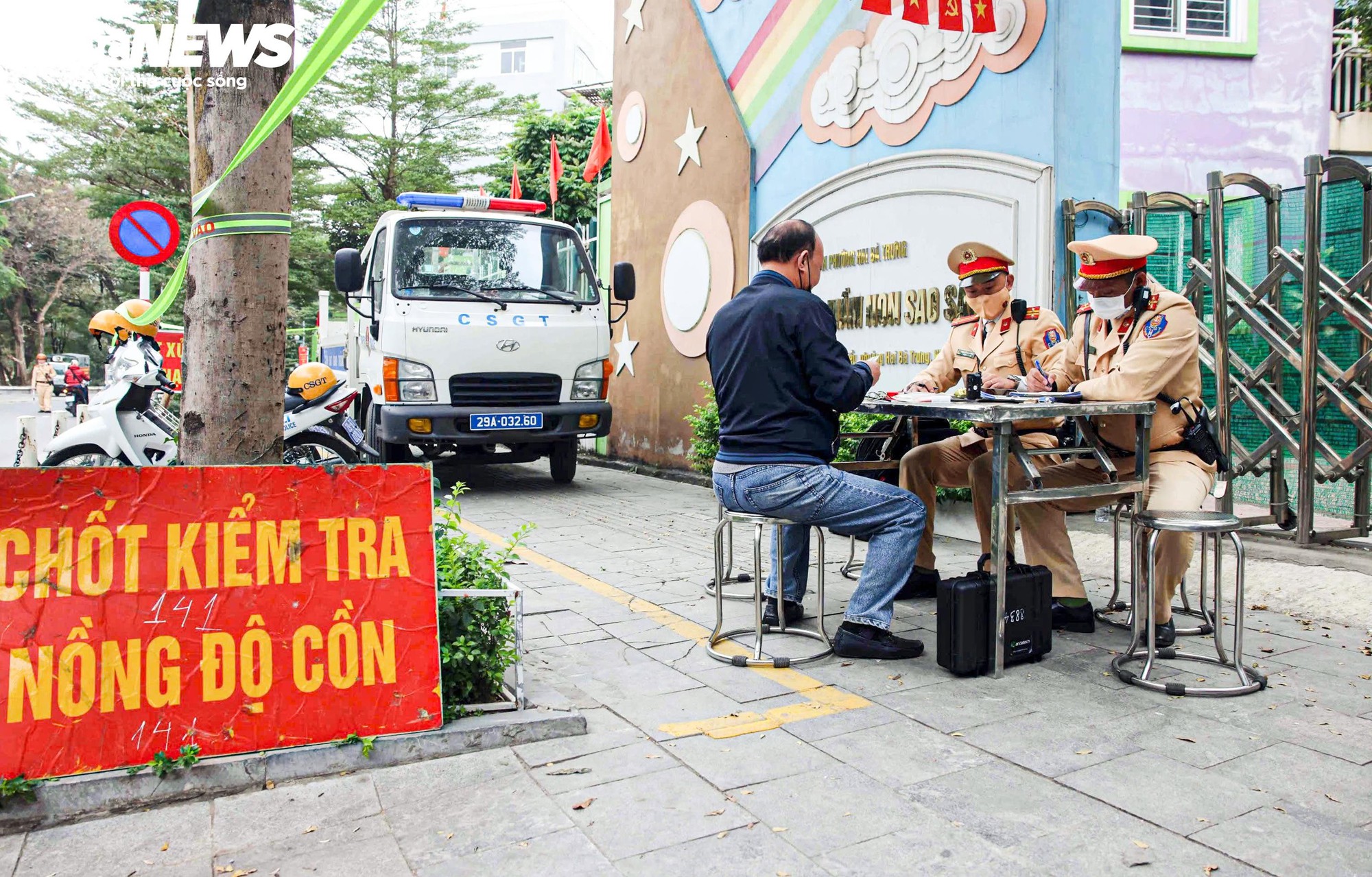 Nghĩ CSGT nghỉ Tết, người đ&agrave;n &ocirc;ng uống rượu vẫn đạp xe v&agrave; bị phạt- Ảnh 1.