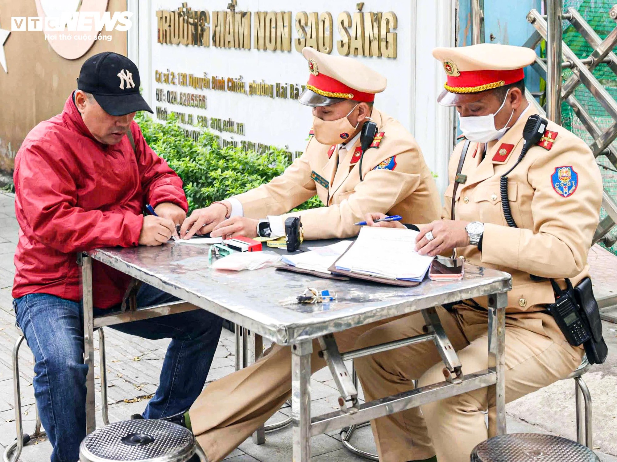 Nghĩ CSGT nghỉ Tết, người đ&agrave;n &ocirc;ng uống rượu vẫn đạp xe v&agrave; bị phạt- Ảnh 4.