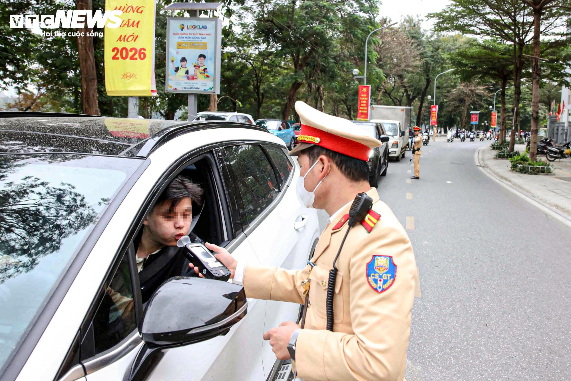 Nghĩ CSGT nghỉ Tết, người đ&agrave;n &ocirc;ng uống rượu vẫn đạp xe v&agrave; bị phạt- Ảnh 2.