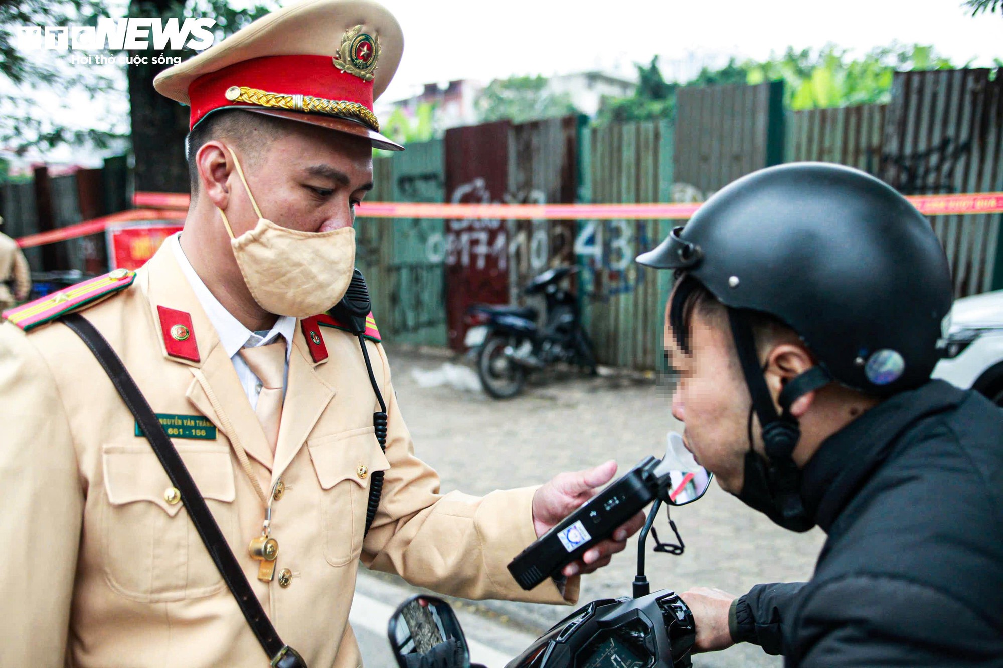 Nghĩ CSGT nghỉ Tết, người đ&agrave;n &ocirc;ng uống rượu vẫn đạp xe v&agrave; bị phạt- Ảnh 8.