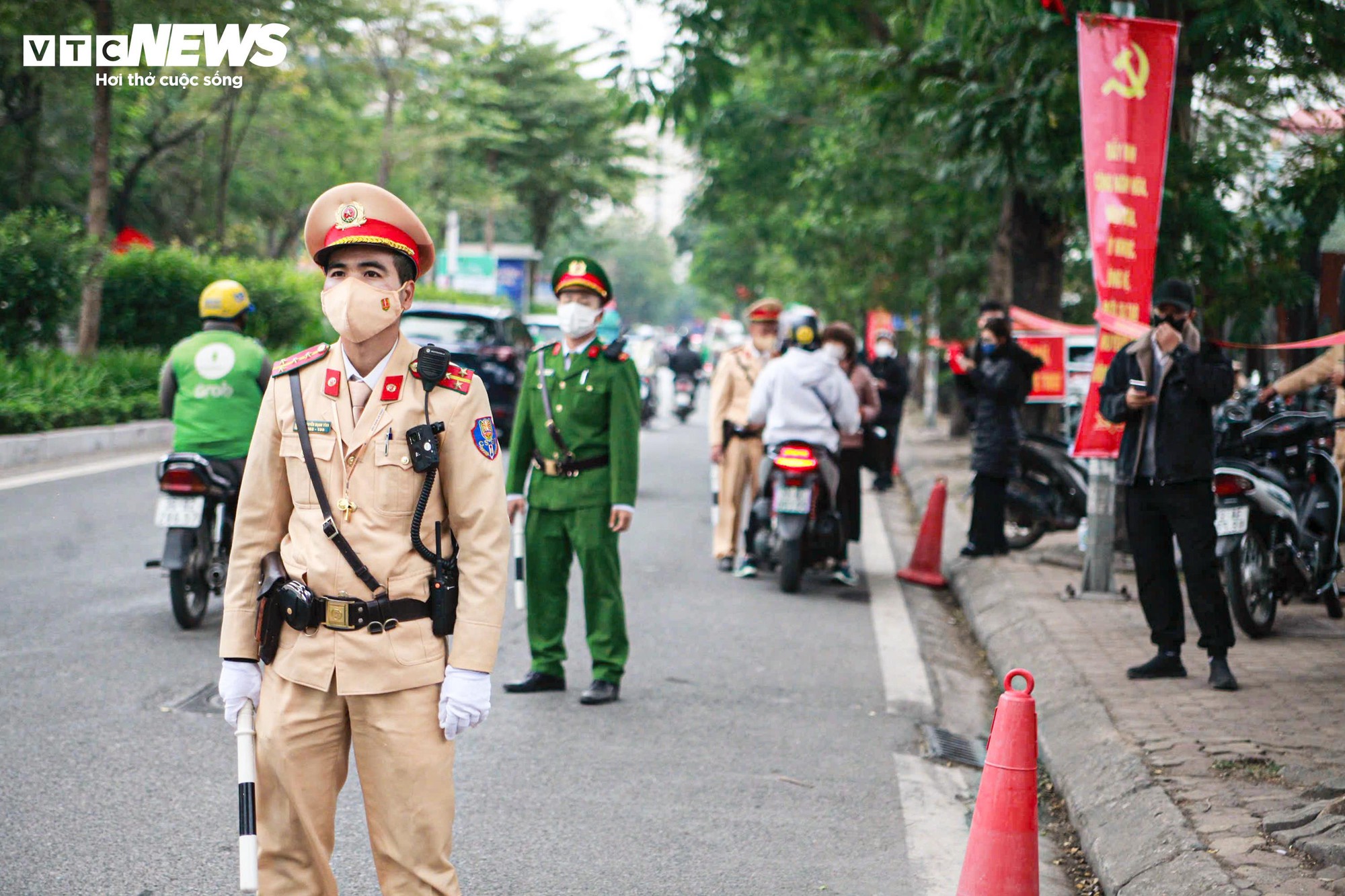 Nghĩ CSGT nghỉ Tết, người đ&agrave;n &ocirc;ng uống rượu vẫn đạp xe v&agrave; bị phạt- Ảnh 7.