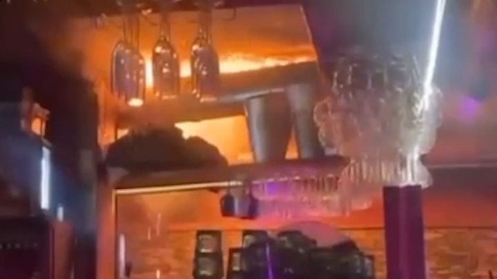 Thảm kịch ch&aacute;y qu&aacute;n bar ở Thụy Sĩ: Nghi do ph&aacute;o hoa l&agrave;m b&eacute;n lửa trần nh&agrave;- Ảnh 1.