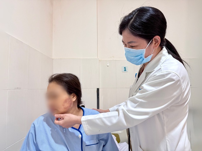 Người phụ nữ nhập viện cấp cứu sau khi ch&iacute;ch lể, gi&aacute;c hơi- Ảnh 3.