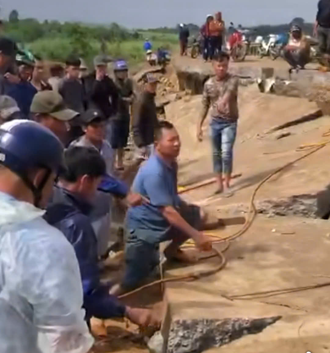 N&Oacute;NG: Sập bờ k&egrave; s&ocirc;ng Ba, 4 người tử vong- Ảnh 1.