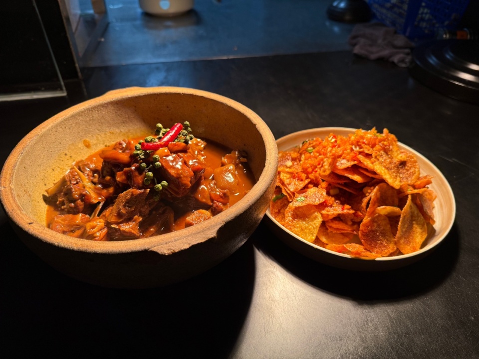 Thạc sĩ 30 tuổi bỏ lương 125 triệu đồng/th&aacute;ng đi b&aacute;n cơm qu&ecirc;: 1 ng&agrave;y đi 20.000 bước bưng đồ ăn, doanh thu 700 triệu đồng/tuần- Ảnh 2.