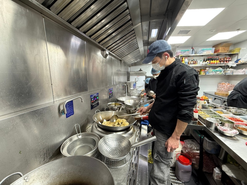 Thạc sĩ 30 tuổi bỏ lương 125 triệu đồng/th&aacute;ng đi b&aacute;n cơm qu&ecirc;: 1 ng&agrave;y đi 20.000 bước bưng đồ ăn, doanh thu 700 triệu đồng/tuần- Ảnh 4.