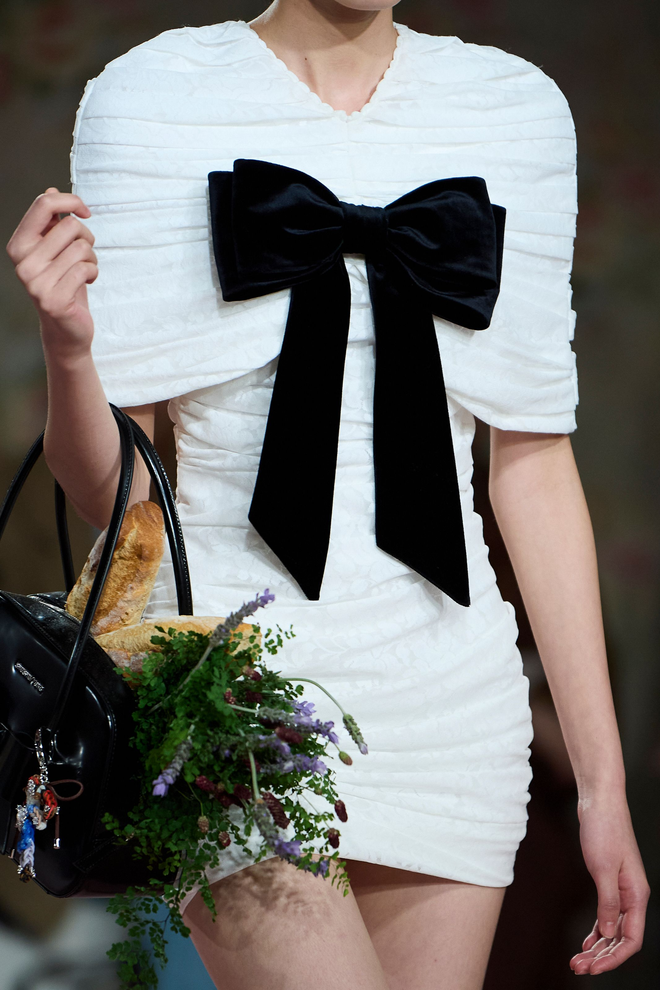 Jisoo (BLACKPINK) mặc v&aacute;y nh&aacute;i đến từ Việt Nam?- Ảnh 6.