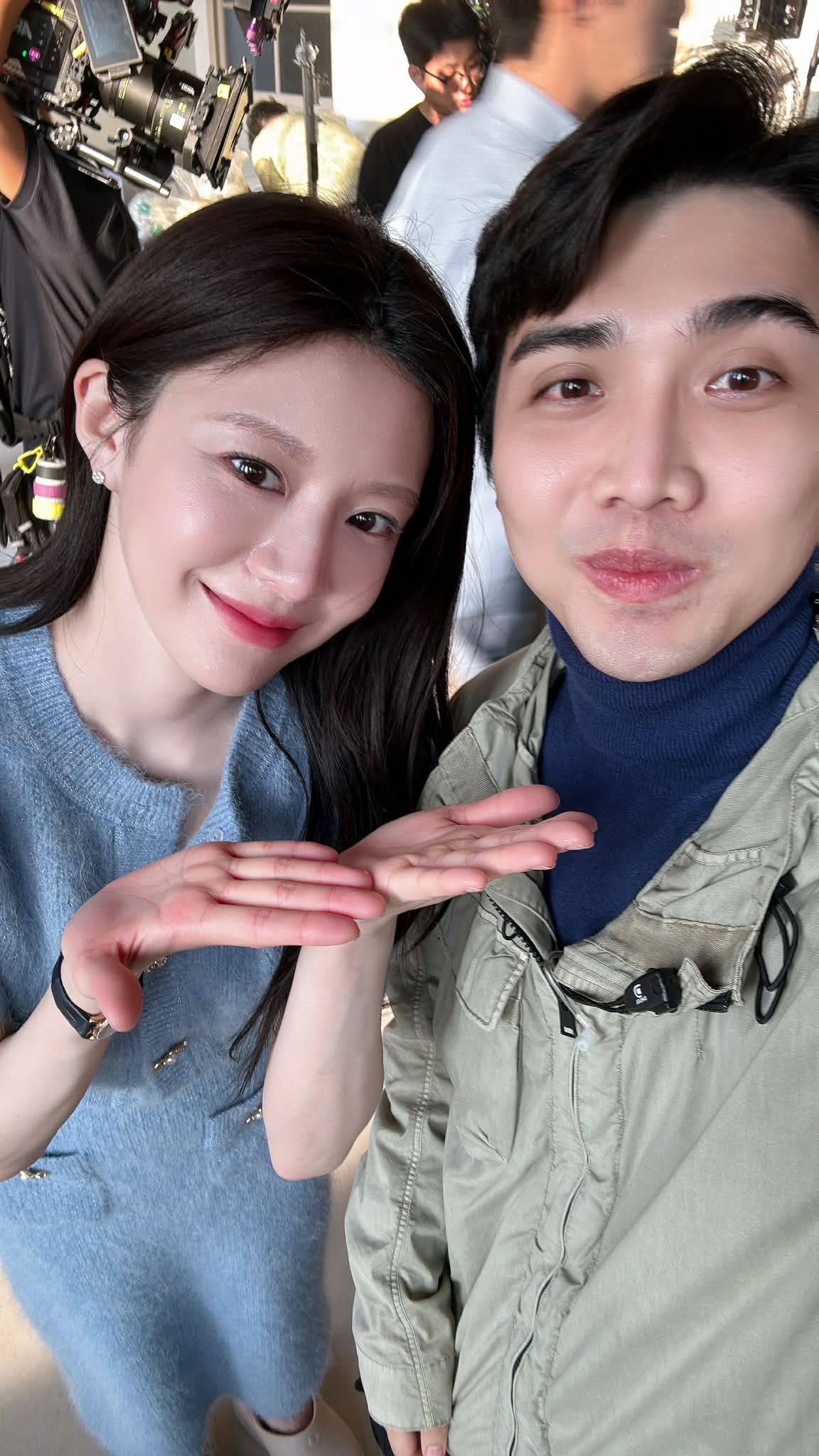 Ra m&agrave; xem diễn vi&ecirc;n Việt đ&oacute;ng phim c&ugrave;ng Kim Seon Ho, khoe ảnh n&eacute;t căng với Go Youn Jung m&agrave; ghen nổ mắt- Ảnh 10.