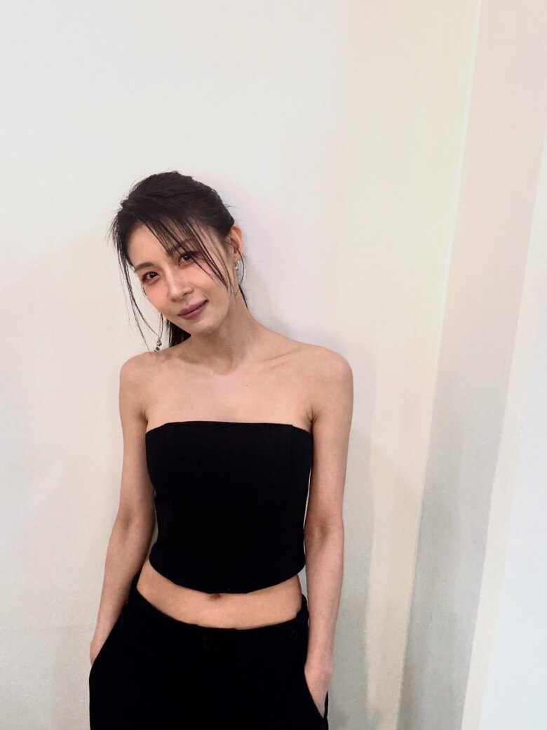 Kh&ocirc;ng thể tin c&oacute; cặp chị em lệch nhau 16 tuổi: Nh&agrave; g&aacute;i U50 m&agrave; qu&aacute; trẻ, mặt đ&oacute; phải trừ 20 tuổi- Ảnh 2.