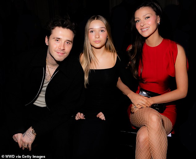Brooklyn Beckham khổ sở t&igrave;m c&aacute;ch giữ t&igrave;nh cảm gần gũi với em g&aacute;i &uacute;t Harper- Ảnh 1.