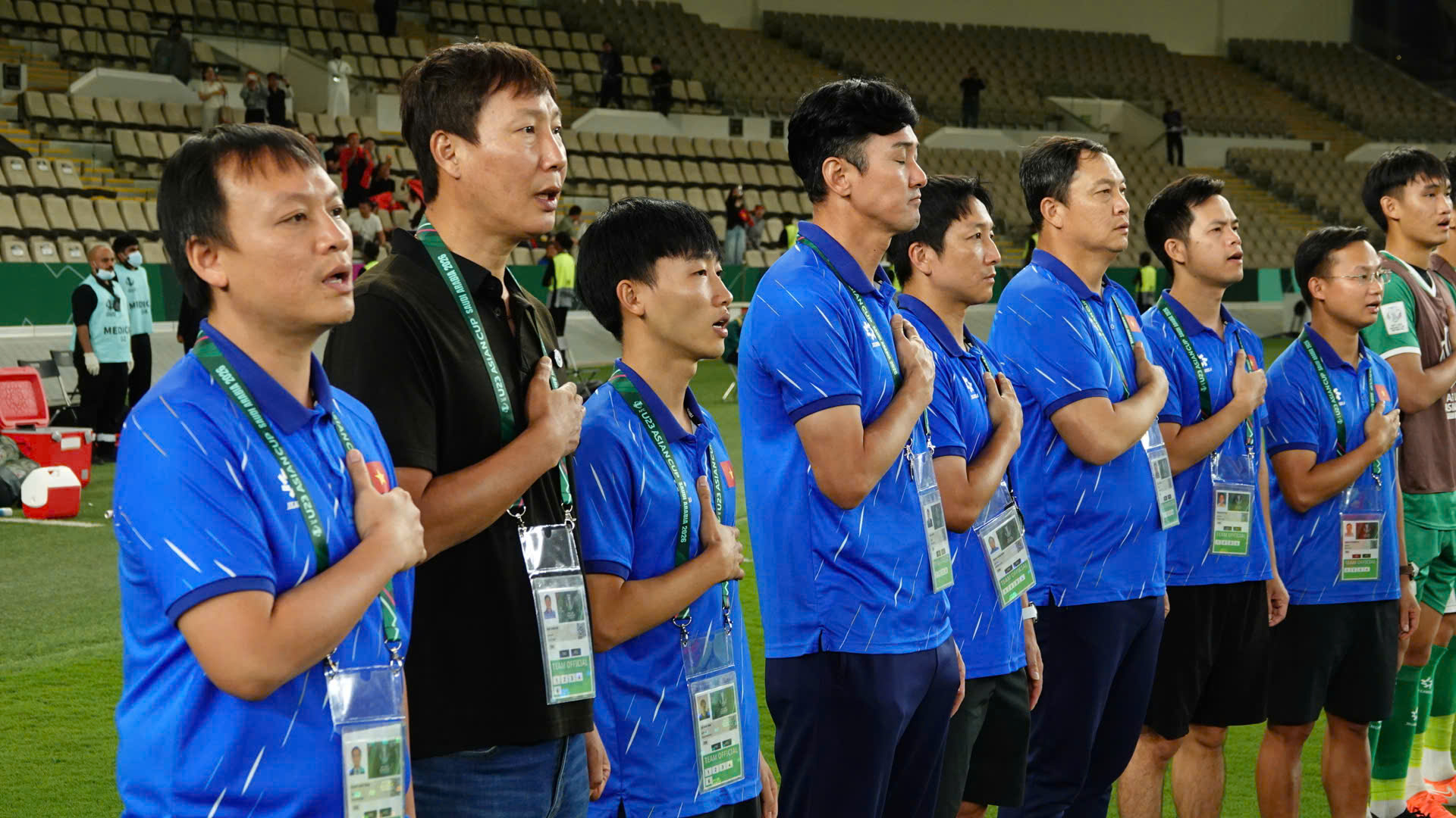 Hiểu Minh chấn thương nặng bật kh&oacute;c rời s&acirc;n, HLV Kim Sang-sik lo ra mặt- Ảnh 7.