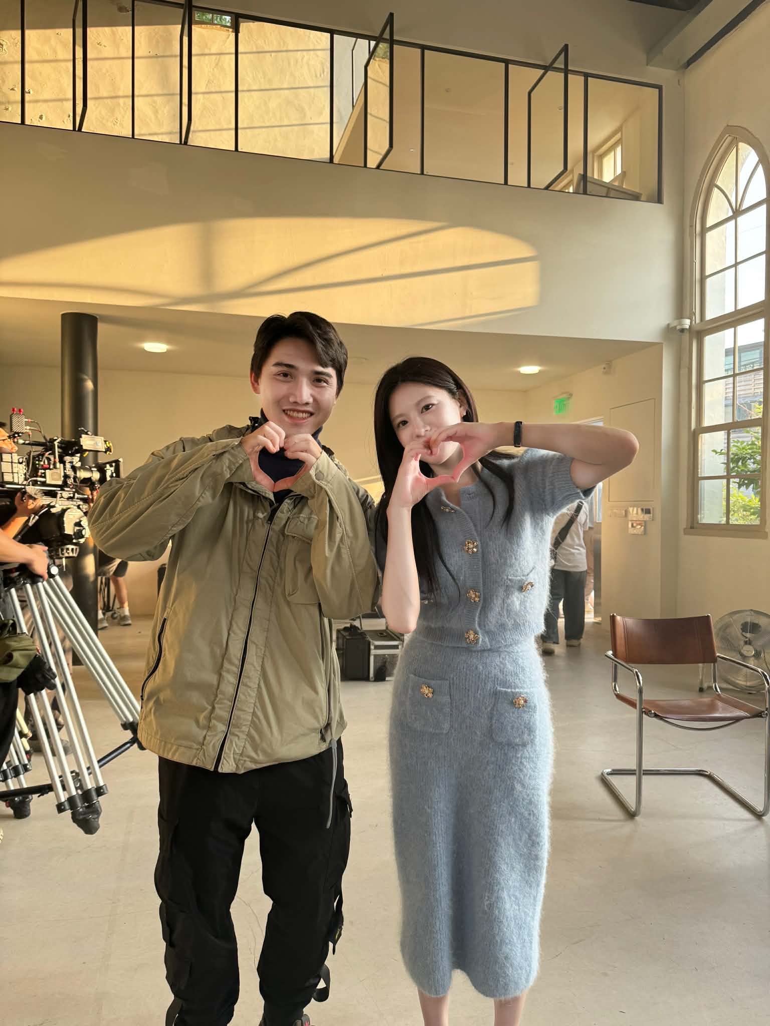 Ra m&agrave; xem diễn vi&ecirc;n Việt đ&oacute;ng phim c&ugrave;ng Kim Seon Ho, khoe ảnh n&eacute;t căng với Go Youn Jung m&agrave; ghen nổ mắt- Ảnh 7.