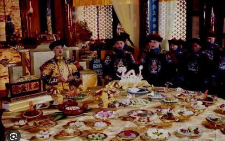 Thực hư chuyện ho&agrave;ng đế Trung Quốc kh&ocirc;ng được ăn qu&aacute; 2 miếng mỗi m&oacute;n- Ảnh 1.