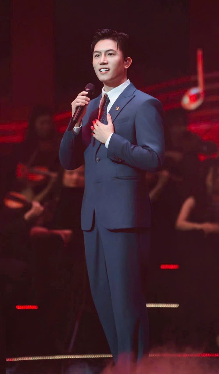 Nghệ sĩ trẻ g&acirc;y sốt khi h&aacute;t về Đảng, Tổ quốc- Ảnh 2.