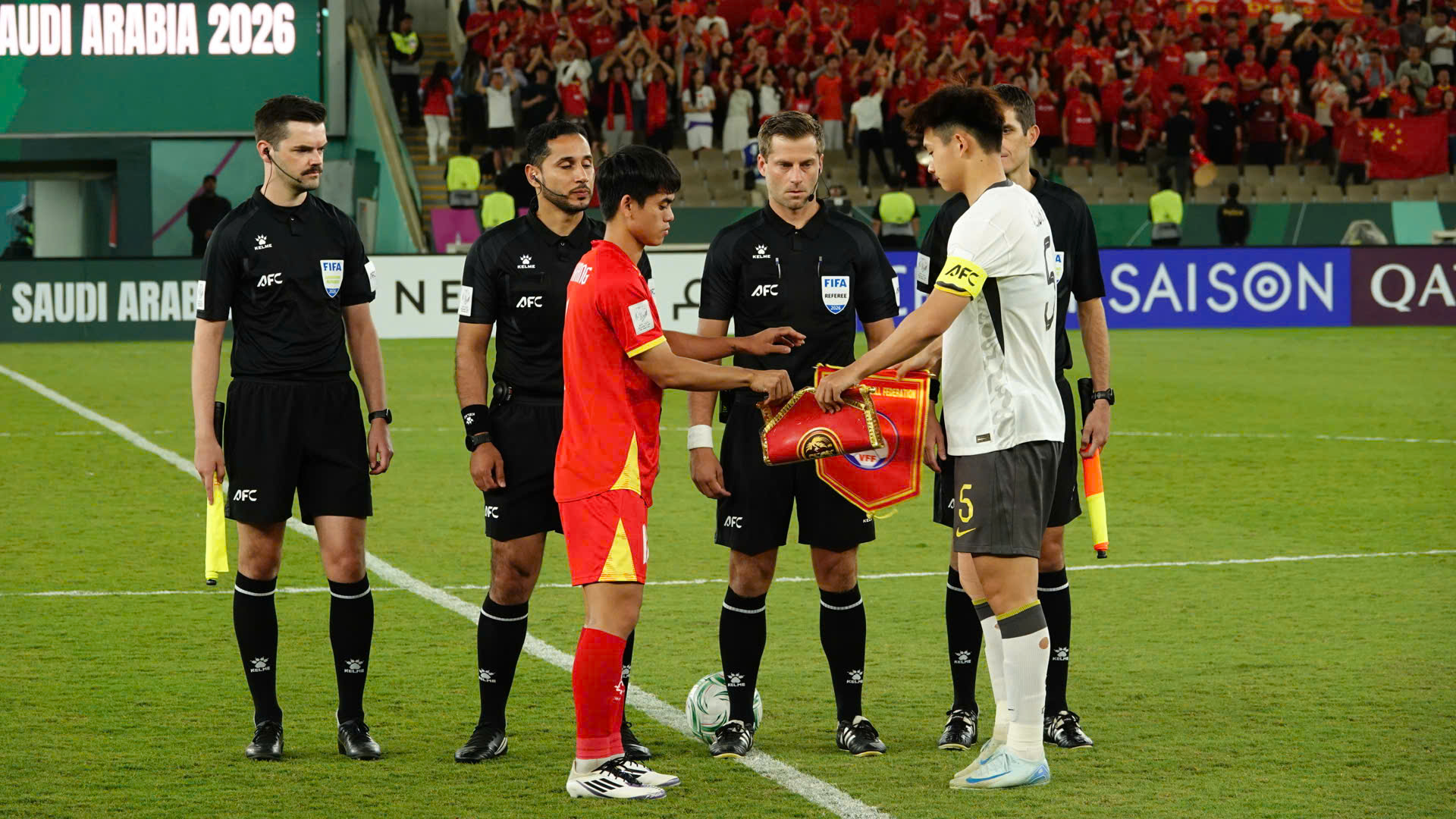 Hiểu Minh chấn thương nặng bật kh&oacute;c rời s&acirc;n, HLV Kim Sang-sik lo ra mặt- Ảnh 9.