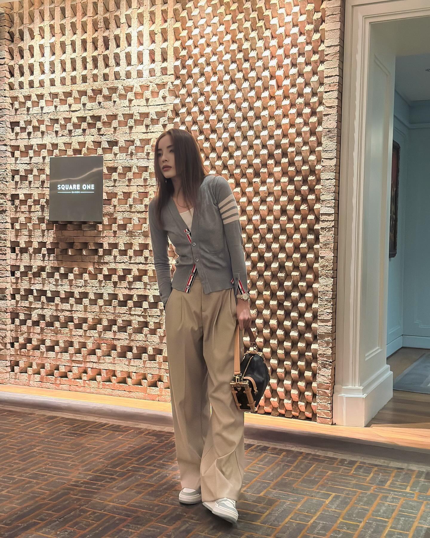 "S&aacute;ch mẫu mặc đẹp" chỉ ra 4 mẫu &aacute;o ph&ugrave; hợp nhất để diện với quần ống rộng- Ảnh 8.