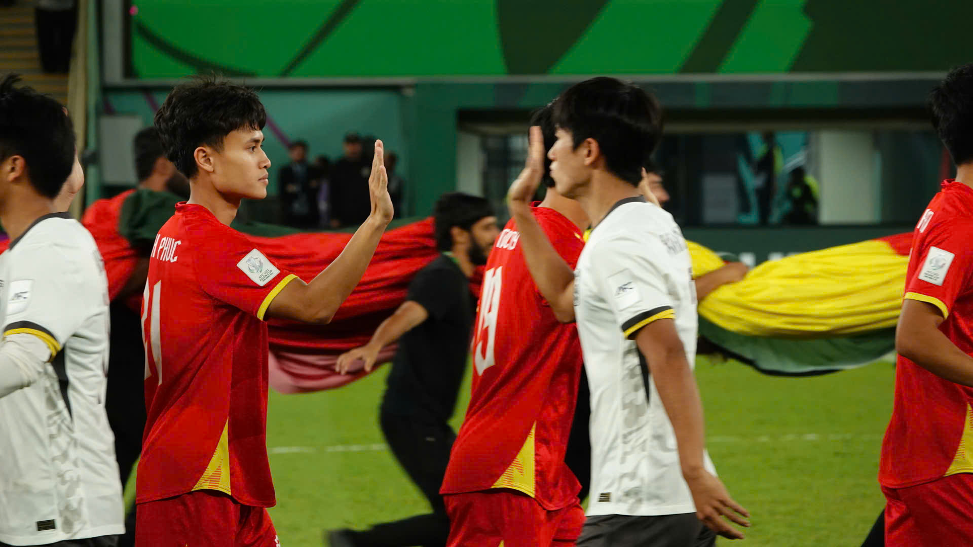 Hiểu Minh chấn thương nặng bật kh&oacute;c rời s&acirc;n, HLV Kim Sang-sik lo ra mặt- Ảnh 10.