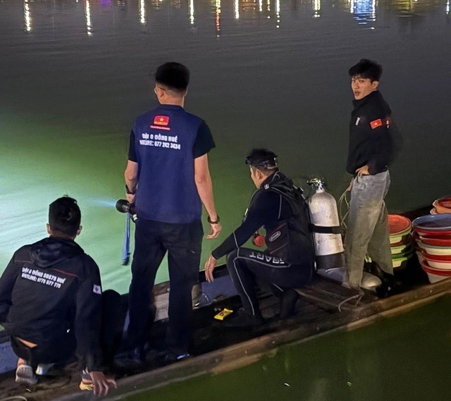 Vụ đ&aacute;nh rơi 2 c&acirc;y v&agrave;ng xuống s&ocirc;ng Hương: Đ&atilde; t&igrave;m thấy cả 2, chủ nh&acirc;n l&ecirc;n tiếng- Ảnh 3.