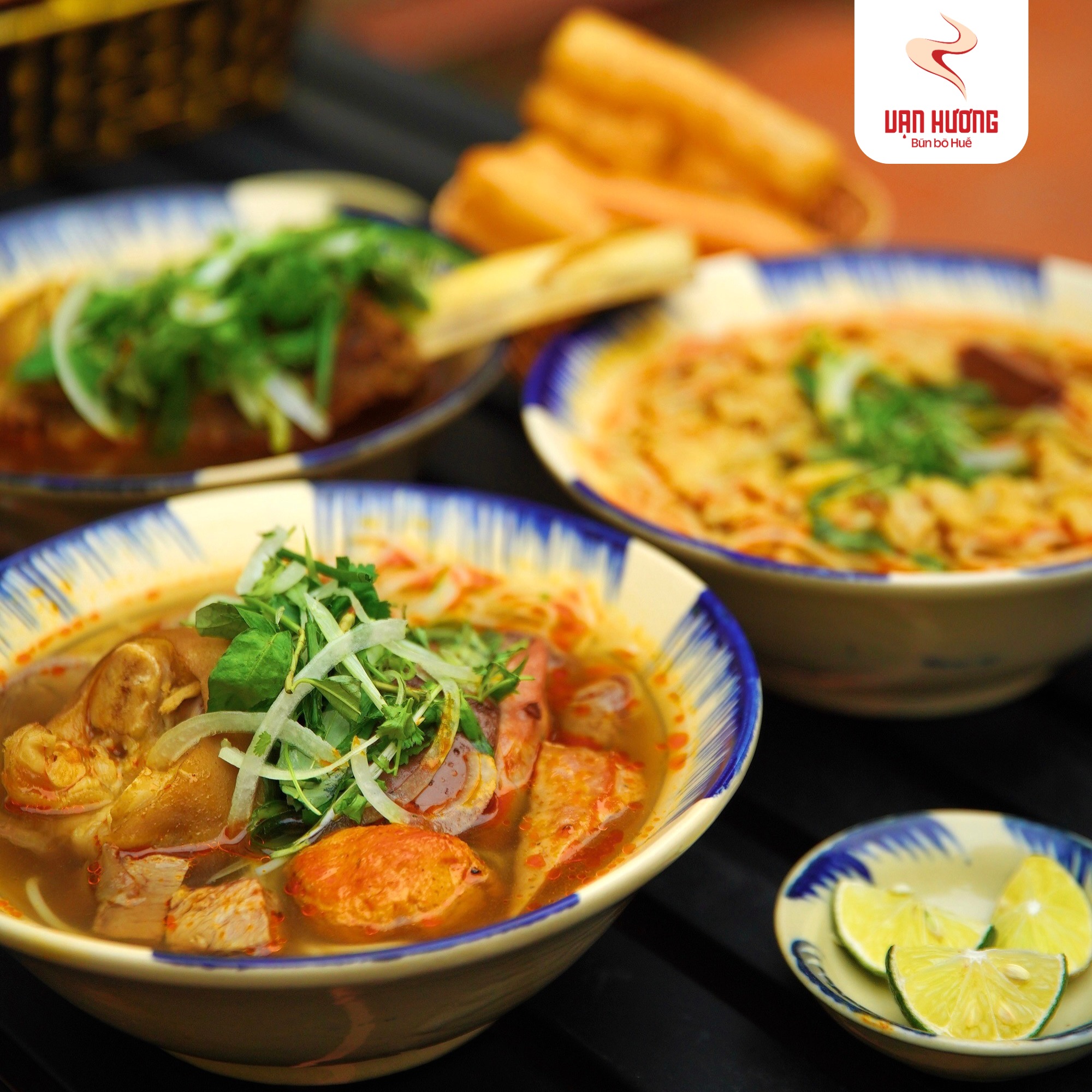 Kh&aacute;ch T&acirc;y cho&aacute;ng khi bước v&agrave;o qu&aacute;n b&uacute;n b&ograve; Huế ở Việt Nam: Gi&aacute; b&aacute;t b&uacute;n c&ograve;n g&acirc;y bất ngờ hơn nữa- Ảnh 3.