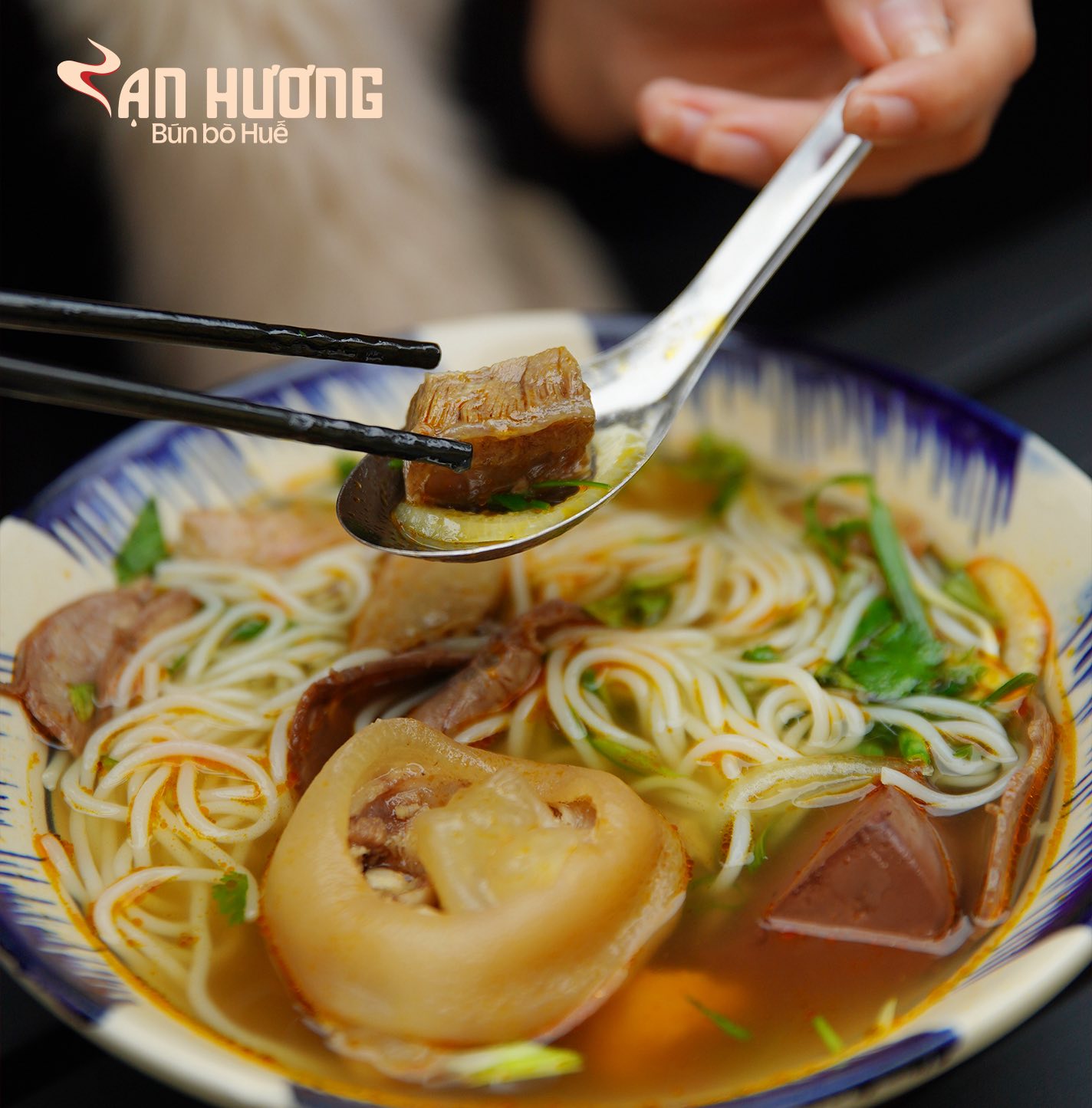 Kh&aacute;ch T&acirc;y cho&aacute;ng khi bước v&agrave;o qu&aacute;n b&uacute;n b&ograve; Huế ở Việt Nam: Gi&aacute; b&aacute;t b&uacute;n c&ograve;n g&acirc;y bất ngờ hơn nữa- Ảnh 2.