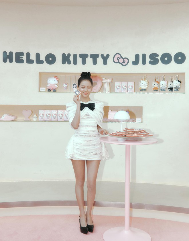 Jisoo (BLACKPINK) mặc v&aacute;y nh&aacute;i đến từ Việt Nam?- Ảnh 1.