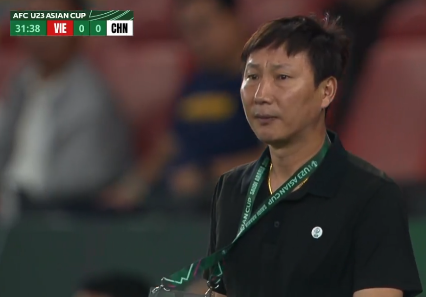 Hiểu Minh chấn thương nặng bật kh&oacute;c rời s&acirc;n, HLV Kim Sang-sik lo ra mặt- Ảnh 5.
