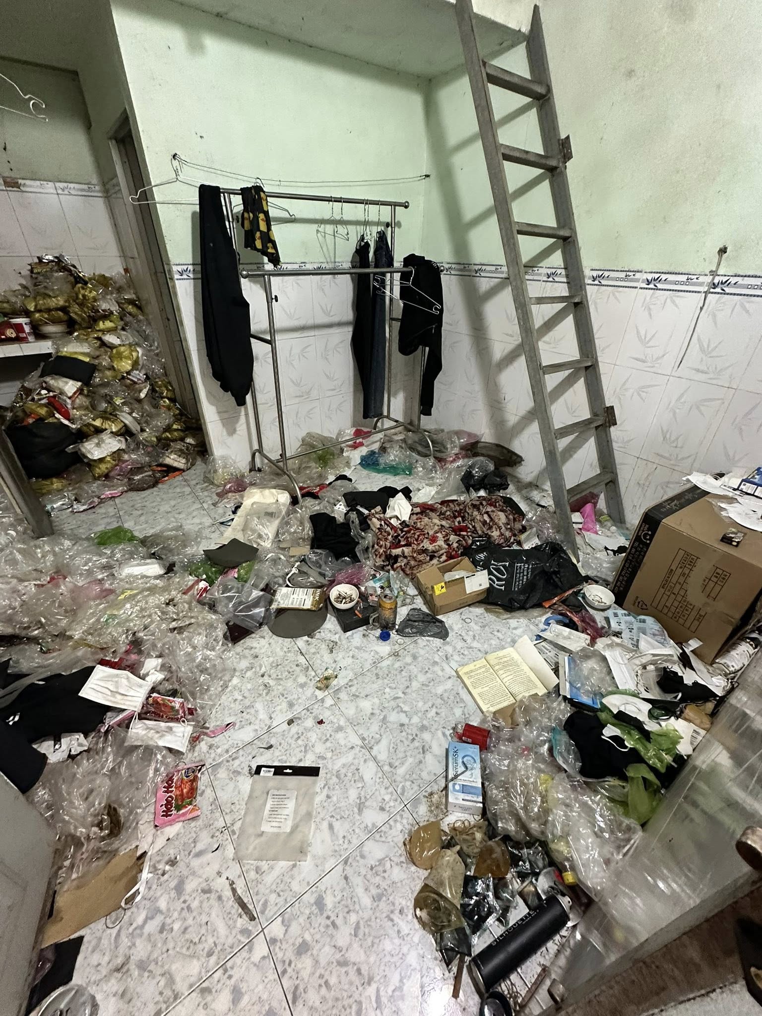 Mở cửa ph&ograve;ng trọ sau 2 th&aacute;ng người thu&ecirc; &ldquo;mất t&iacute;ch&rdquo;, gia đ&igrave;nh chủ nh&agrave; ở Bi&ecirc;n H&ograve;a chết lặng v&igrave; cảnh b&ecirc;n trong- Ảnh 2.