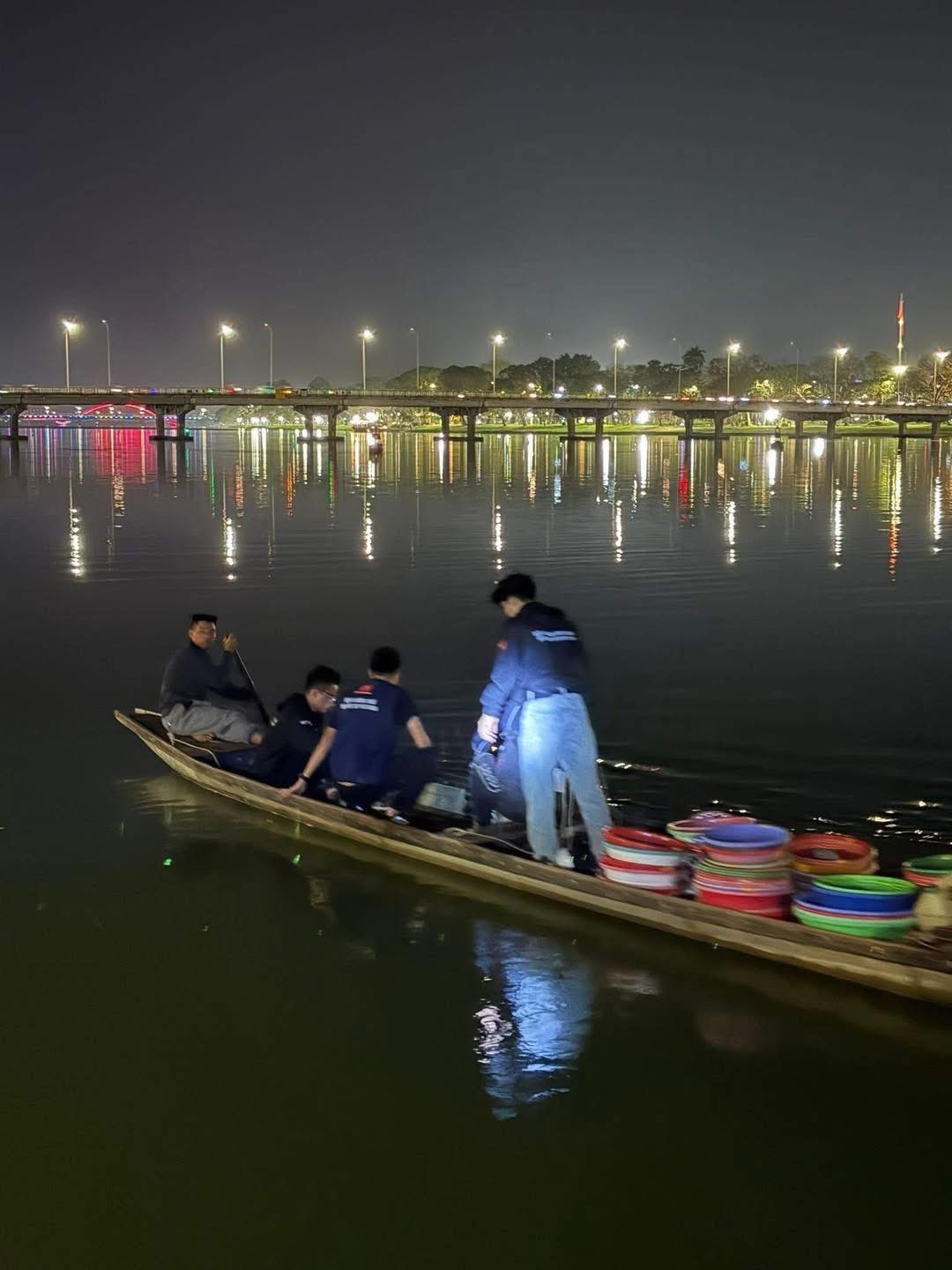 Người d&acirc;n đ&aacute;nh rơi 2 c&acirc;y v&agrave;ng trị gi&aacute; hơn 300 triệu xuống s&ocirc;ng Hương: Thợ lặn đ&atilde; t&igrave;m thấy điều bất ngờ!- Ảnh 1.
