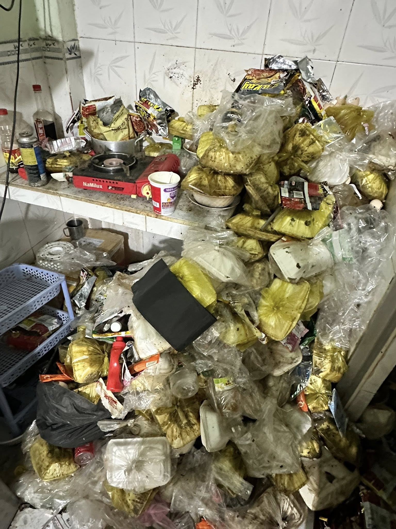 Mở cửa ph&ograve;ng trọ sau 2 th&aacute;ng người thu&ecirc; &ldquo;mất t&iacute;ch&rdquo;, gia đ&igrave;nh chủ nh&agrave; ở Bi&ecirc;n H&ograve;a chết lặng v&igrave; cảnh b&ecirc;n trong- Ảnh 1.