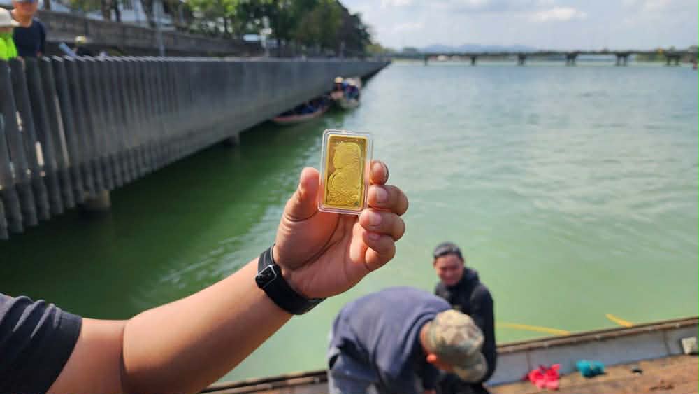 Vụ đ&aacute;nh rơi 2 c&acirc;y v&agrave;ng xuống s&ocirc;ng Hương: Đ&atilde; t&igrave;m thấy cả 2, chủ nh&acirc;n l&ecirc;n tiếng- Ảnh 2.