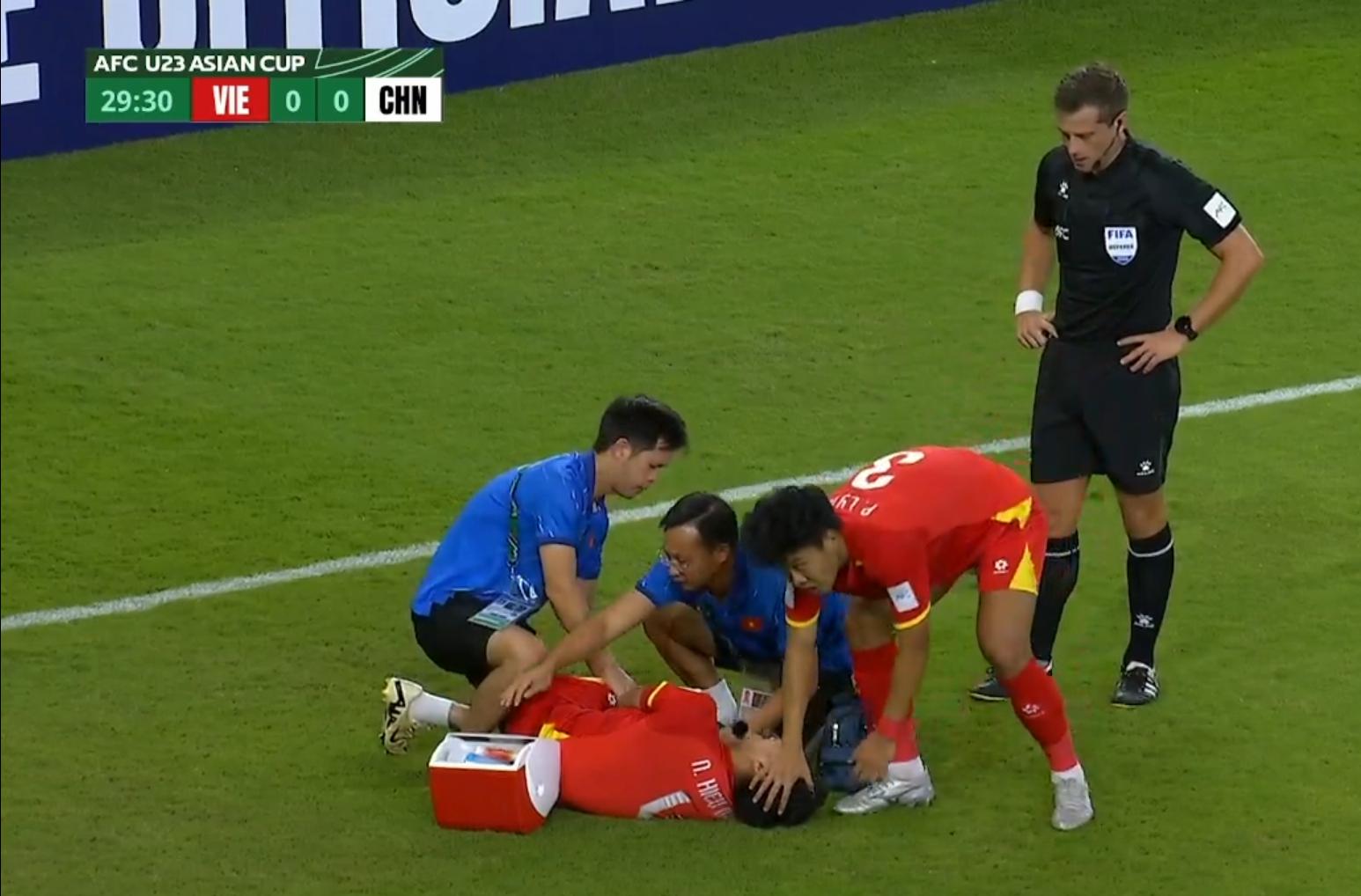 Hiểu Minh chấn thương nặng bật kh&oacute;c rời s&acirc;n, HLV Kim Sang-sik lo ra mặt- Ảnh 2.