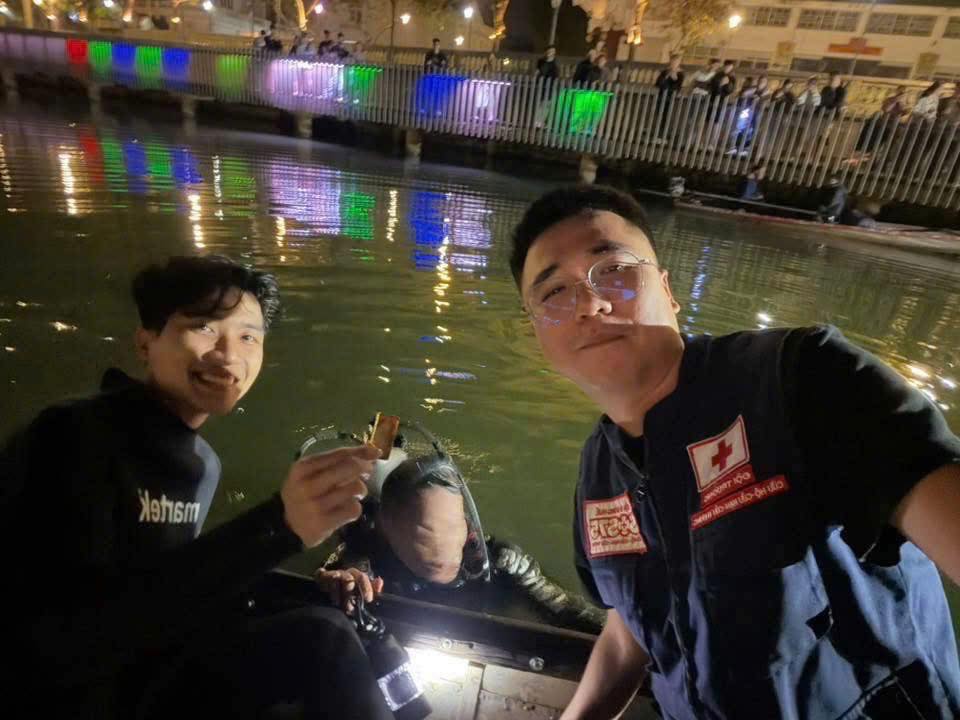 Người d&acirc;n đ&aacute;nh rơi 2 c&acirc;y v&agrave;ng trị gi&aacute; hơn 300 triệu xuống s&ocirc;ng Hương: Thợ lặn đ&atilde; t&igrave;m thấy điều bất ngờ!- Ảnh 2.