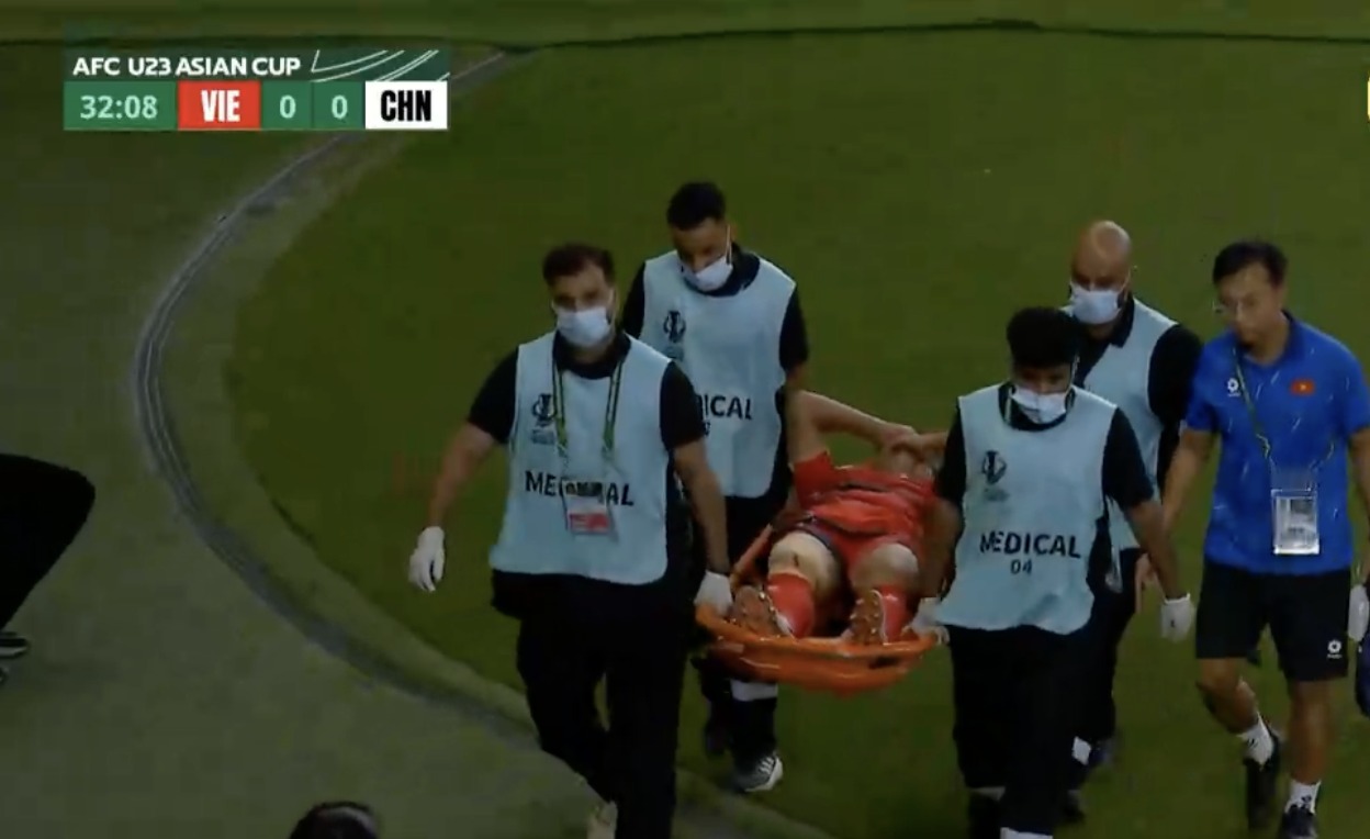 Hiểu Minh chấn thương nặng bật kh&oacute;c rời s&acirc;n, HLV Kim Sang-sik lo ra mặt- Ảnh 4.