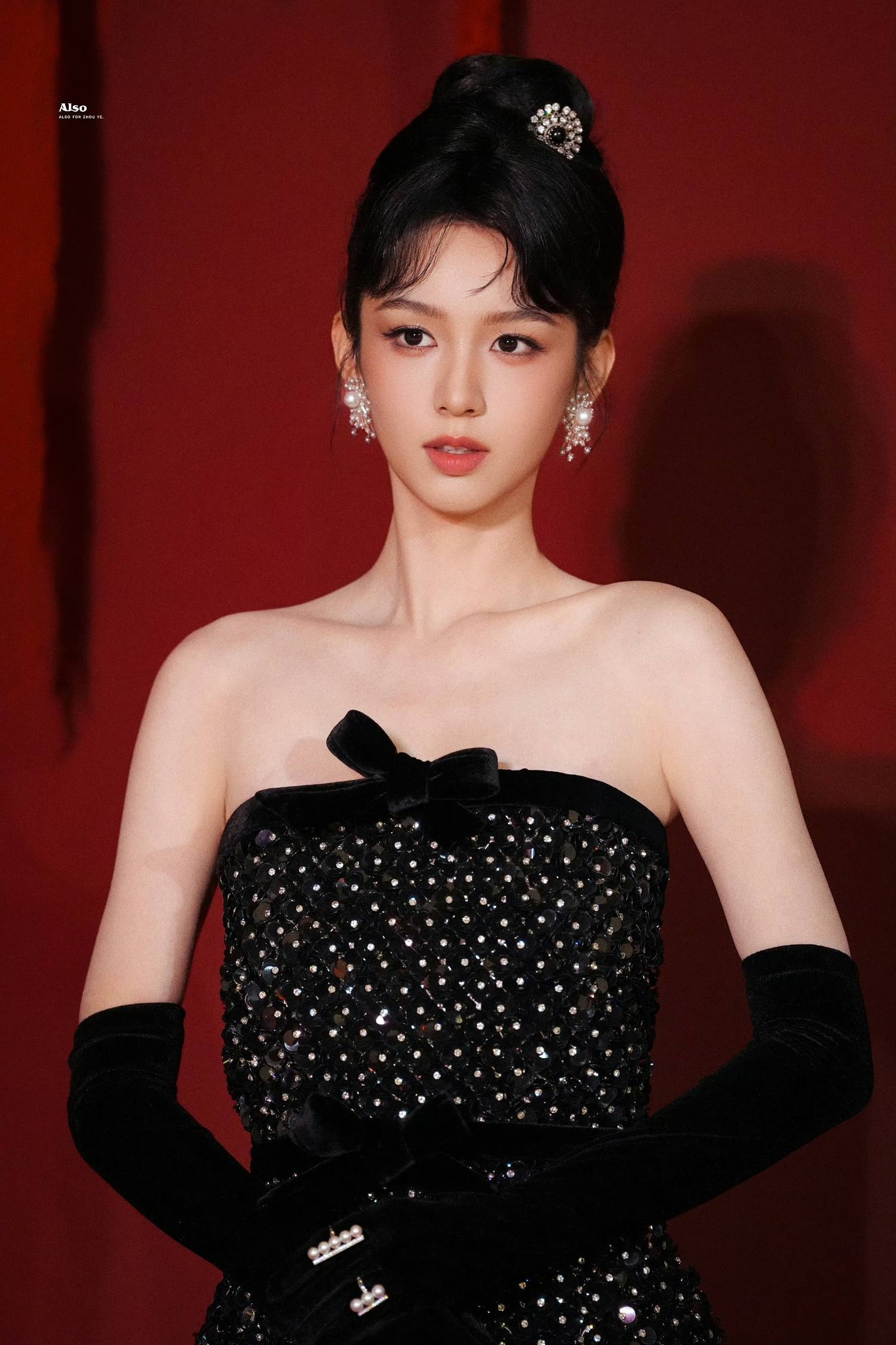 Showbiz c&oacute; 1000 thi&ecirc;n kim tiểu thư th&igrave; mỹ nh&acirc;n n&agrave;y vẫn l&agrave; số 1: Sang từ tận xương tủy, đẹp chấn động thế gian- Ảnh 1.