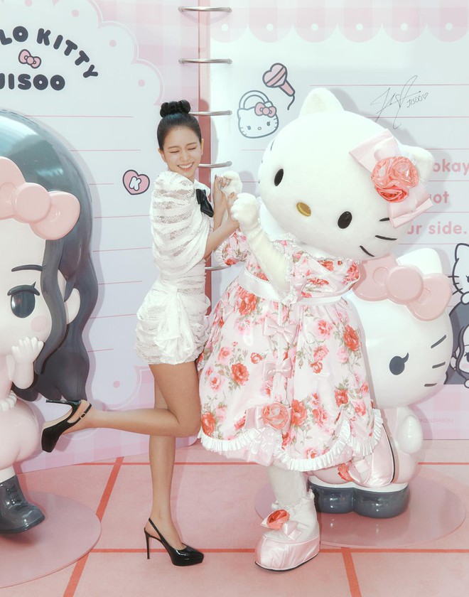 Jisoo (BLACKPINK) mặc v&aacute;y nh&aacute;i đến từ Việt Nam?- Ảnh 2.