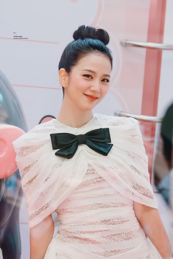 Jisoo (BLACKPINK) mặc v&aacute;y nh&aacute;i đến từ Việt Nam?- Ảnh 5.
