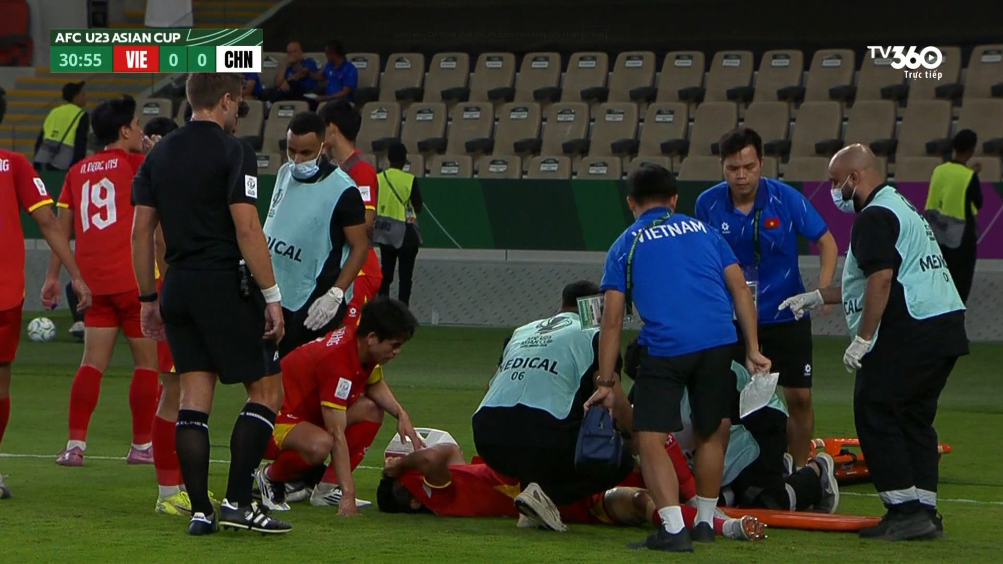 Hiểu Minh chấn thương nặng bật kh&oacute;c rời s&acirc;n, HLV Kim Sang-sik lo ra mặt- Ảnh 3.