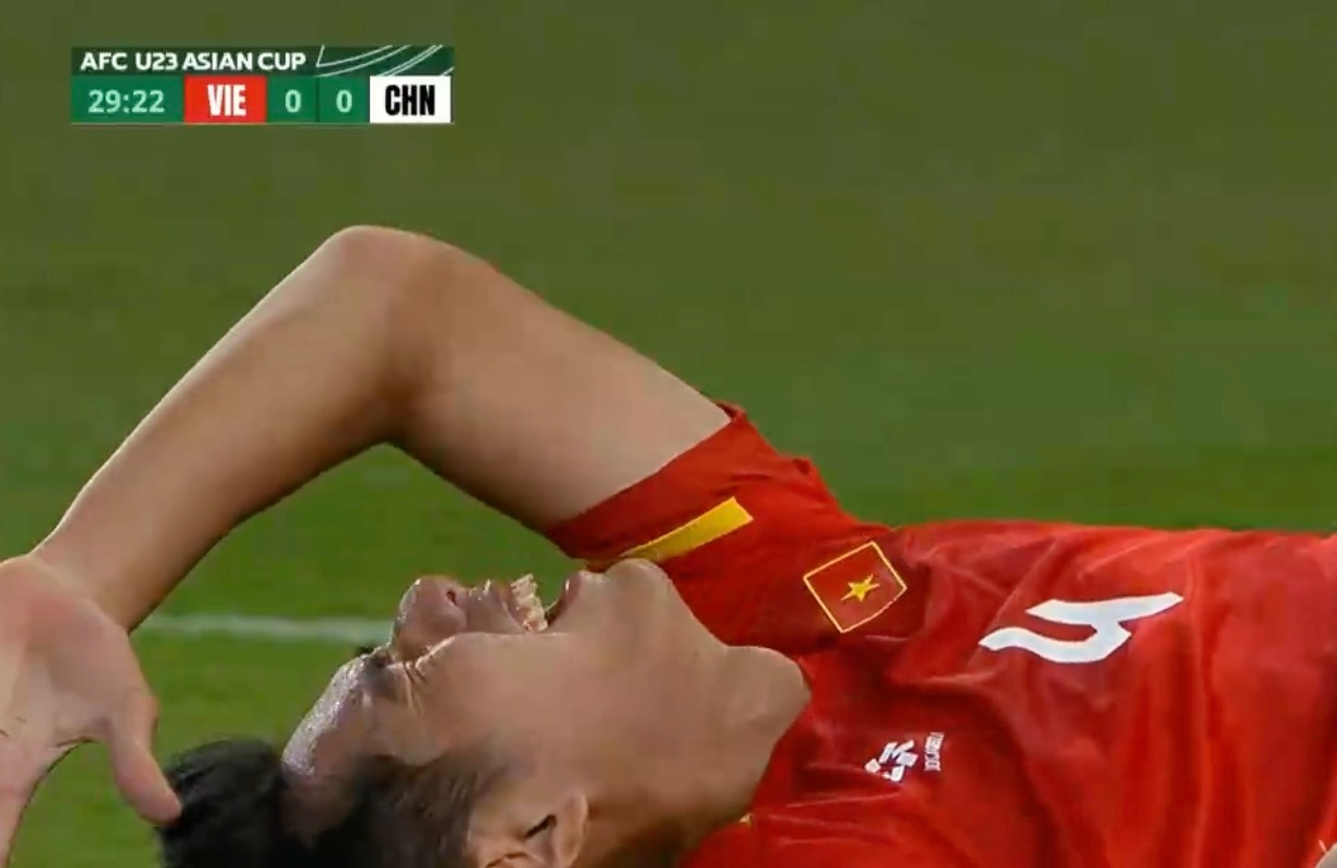 Hiểu Minh chấn thương nặng bật kh&oacute;c rời s&acirc;n, HLV Kim Sang-sik lo ra mặt- Ảnh 1.