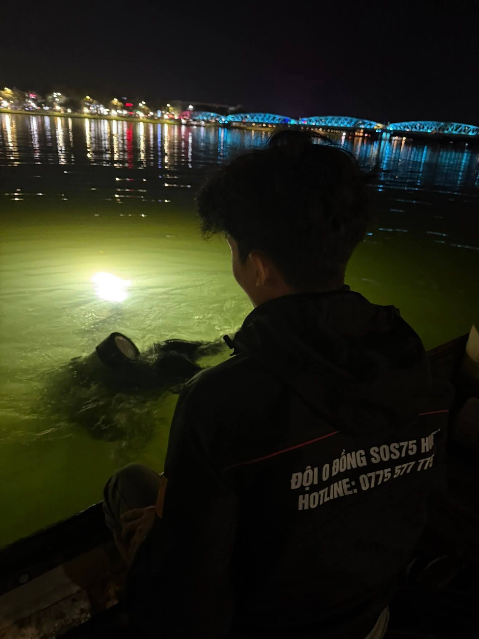 Người d&acirc;n đ&aacute;nh rơi 2 c&acirc;y v&agrave;ng trị gi&aacute; hơn 300 triệu xuống s&ocirc;ng Hương: Thợ lặn đ&atilde; t&igrave;m thấy điều bất ngờ!- Ảnh 3.