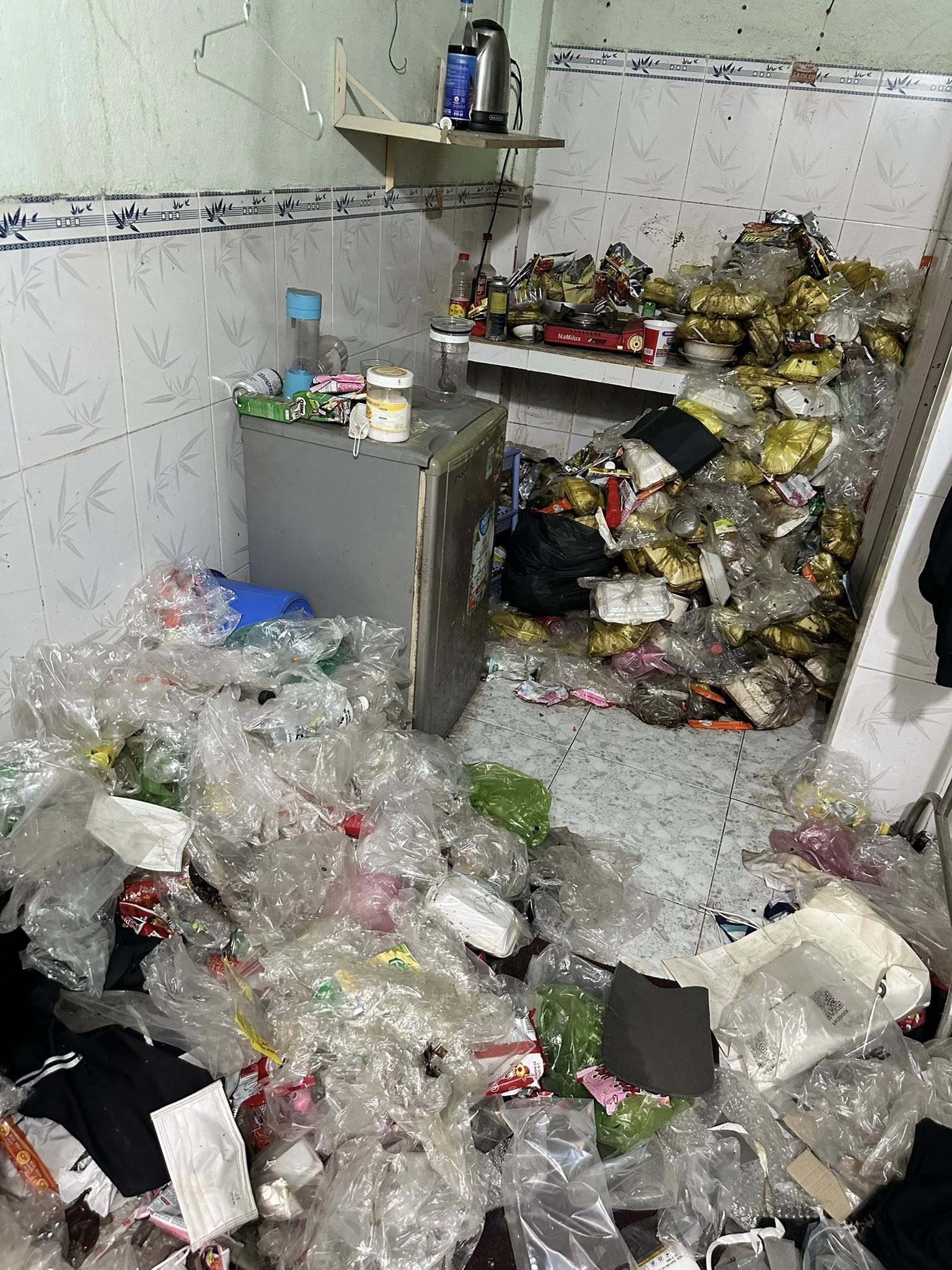 Mở cửa ph&ograve;ng trọ sau 2 th&aacute;ng người thu&ecirc; &ldquo;mất t&iacute;ch&rdquo;, gia đ&igrave;nh chủ nh&agrave; ở Bi&ecirc;n H&ograve;a chết lặng v&igrave; cảnh b&ecirc;n trong- Ảnh 4.