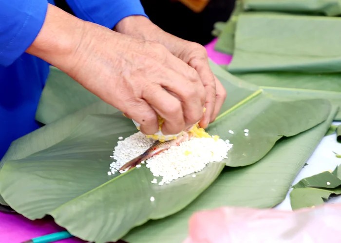 Người s&agrave;nh ăn săn l&ugrave;ng &ldquo;b&aacute;nh chưng nh&acirc;n c&aacute; ch&eacute;p&rdquo;: 500.000 đồng/cặp vẫn kh&ocirc;ng đủ b&aacute;n- Ảnh 4.