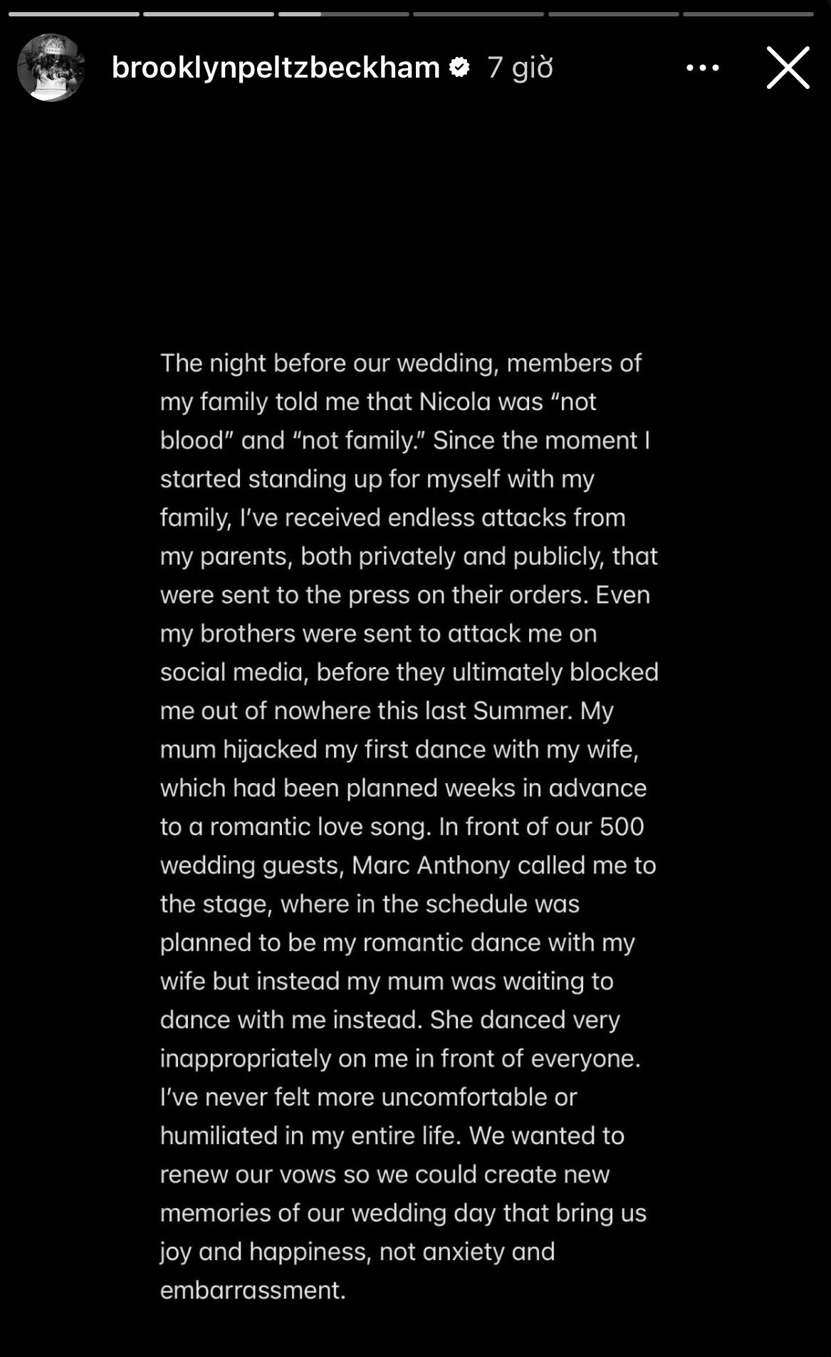 Chiếc v&aacute;y cưới 