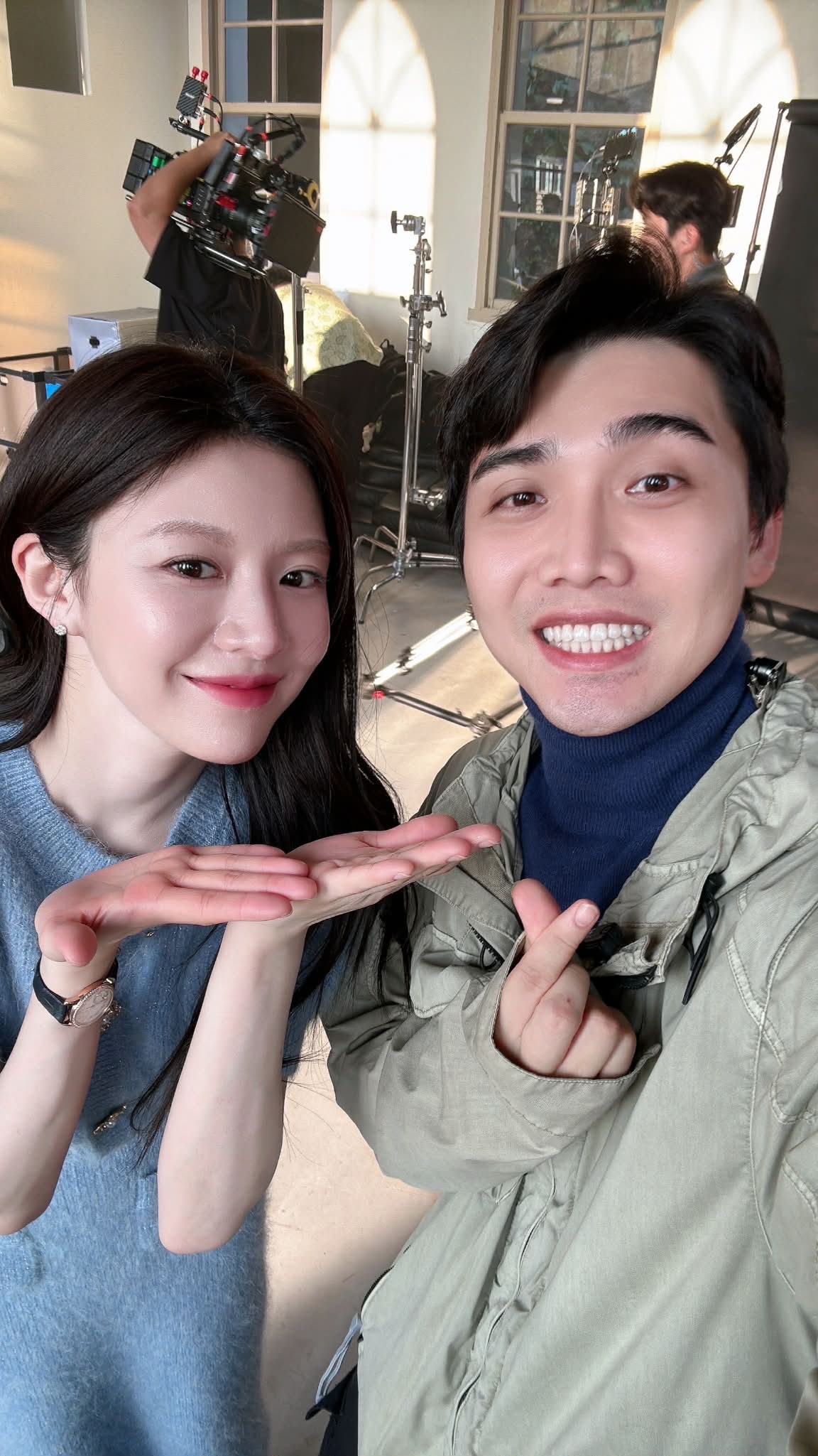 Ra m&agrave; xem diễn vi&ecirc;n Việt đ&oacute;ng phim c&ugrave;ng Kim Seon Ho, khoe ảnh n&eacute;t căng với Go Youn Jung m&agrave; ghen nổ mắt- Ảnh 9.